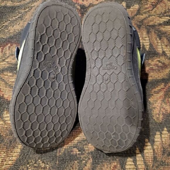 OshKosh B'Gosh Water Shoes - Picture 6 of 6